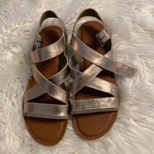 TOMS SANDALS SIZE 10 GOLD COLOR BNWOT LEATHER UPPER